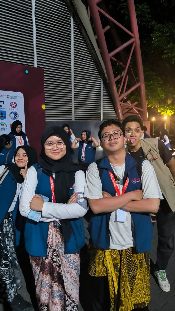 Foto pertama Reno dan Ridaaa berbaju donker setelah kepanitiaan PKKMB 2025 divisi DMT, potret 1