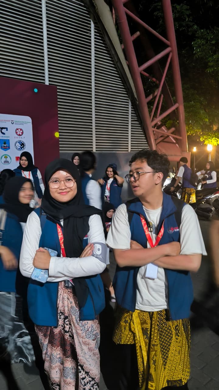 Foto pertama Reno dan Ridaaa berbaju donker setelah kepanitiaan PKKMB 2025 divisi DMT, potret 2
