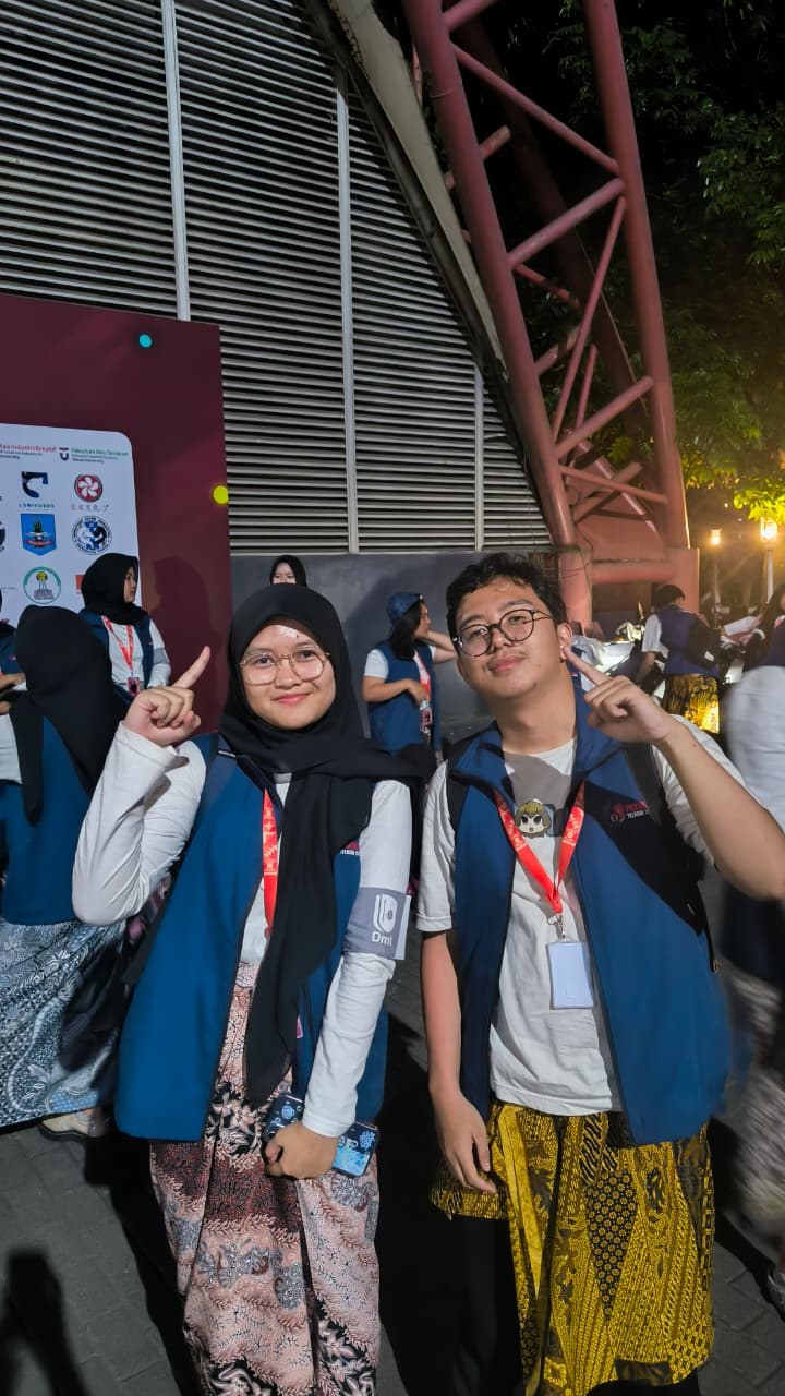Foto pertama Reno dan Ridaaa berbaju donker setelah kepanitiaan PKKMB 2025 divisi DMT, potret 3